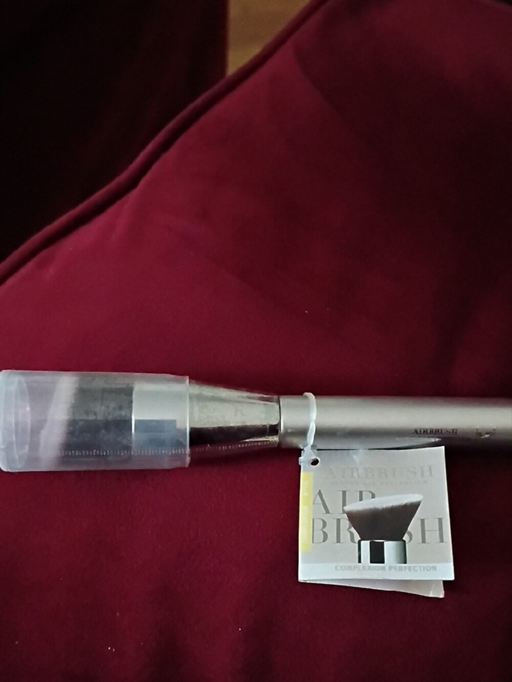 It Cosmetics Angled Foundation Brush - Picture 2 of 2
